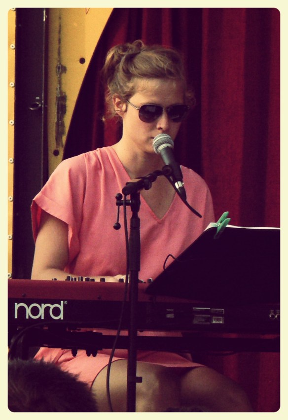 Name: Lise Bouttery Instrument: Piano (Nord Stage EX 88), Vocals Right-Handed